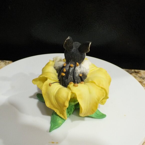 Charming Tails Dean Griff Bunny in a Lily 89305 Retired - Picture 4 of 9